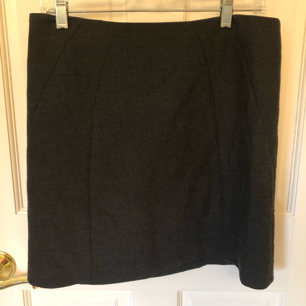 LOFT size 6 grey skirt, center back zipper